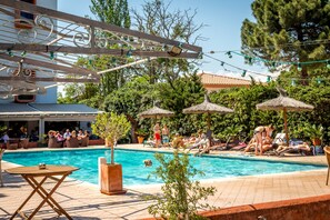 حمّام سباحة خارجي موسمي