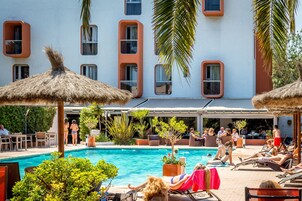 Una piscina al aire libre