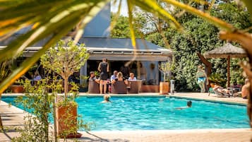 Una piscina al aire libre de temporada