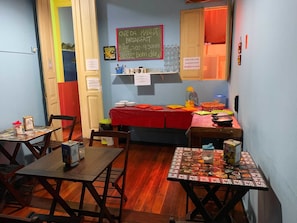 Breakfast area - Massape Rio Hostel (Rio de Janeiro)