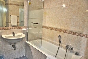 Chambre avec lits jumeaux, 2 lits une place | Salle de bain
