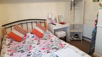 1 bedroom, Egyptian cotton sheets, premium bedding, down duvets