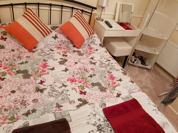 1 bedroom, Egyptian cotton sheets, premium bedding, down duvets