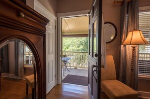 Premium bedding, in-room safe, iron/ironing board, free WiFi