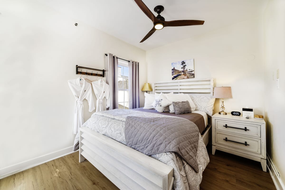 Premium bedding, in-room safe, iron/ironing board, free WiFi