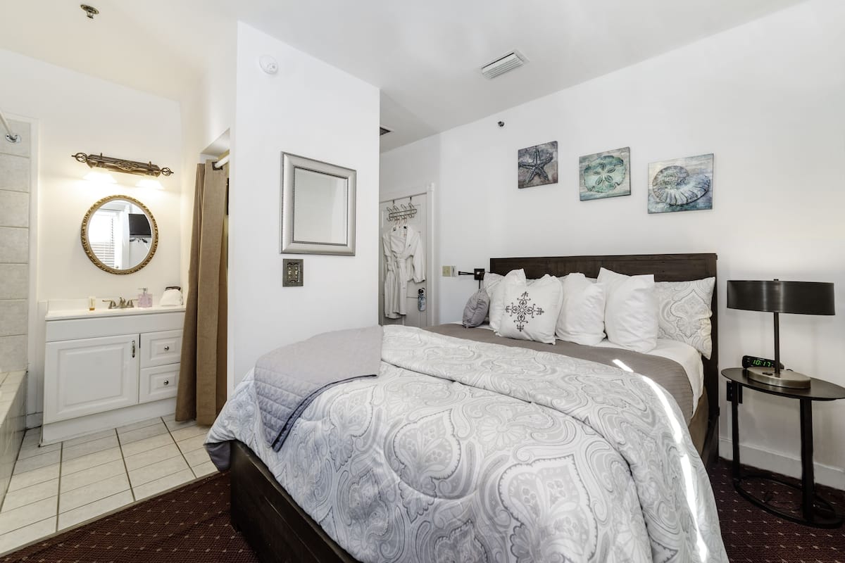 Comfort Room, 1 Queen Bed, Balcony ( (9, 13)) | Premium bedding, in-room safe, iron/ironing board, free WiFi