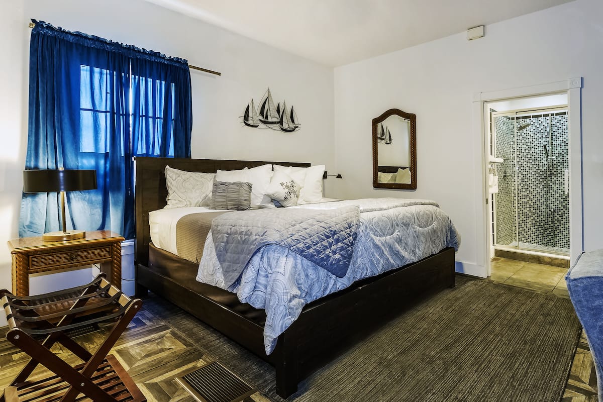 Standard Room, 1 King Bed, Jetted Tub ( (10, 11, 14, 15)) | Premium bedding, in-room safe, iron/ironing board, free WiFi