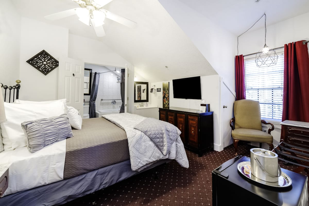 Premium bedding, in-room safe, iron/ironing board, free WiFi