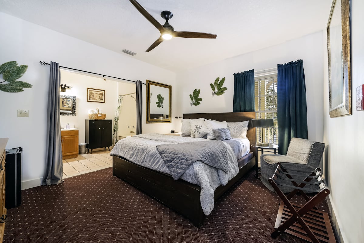 Premium bedding, in-room safe, iron/ironing board, free WiFi