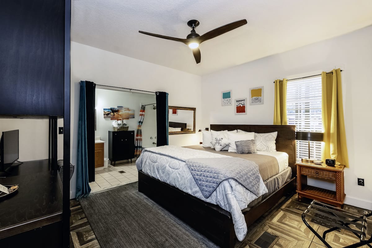 Premium bedding, in-room safe, iron/ironing board, free WiFi