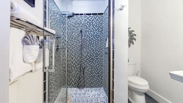 Standardzimmer, 1 King-Bett ((10, 11, 14)) | Badezimmer | Designer-Toilettenartikel, Haartrockner, Bademäntel, Handtücher