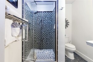 Standard Room, 1 King Bed ((10, 11, 14)) | Bathroom | Designer toiletries, hair dryer, bathrobes, towels