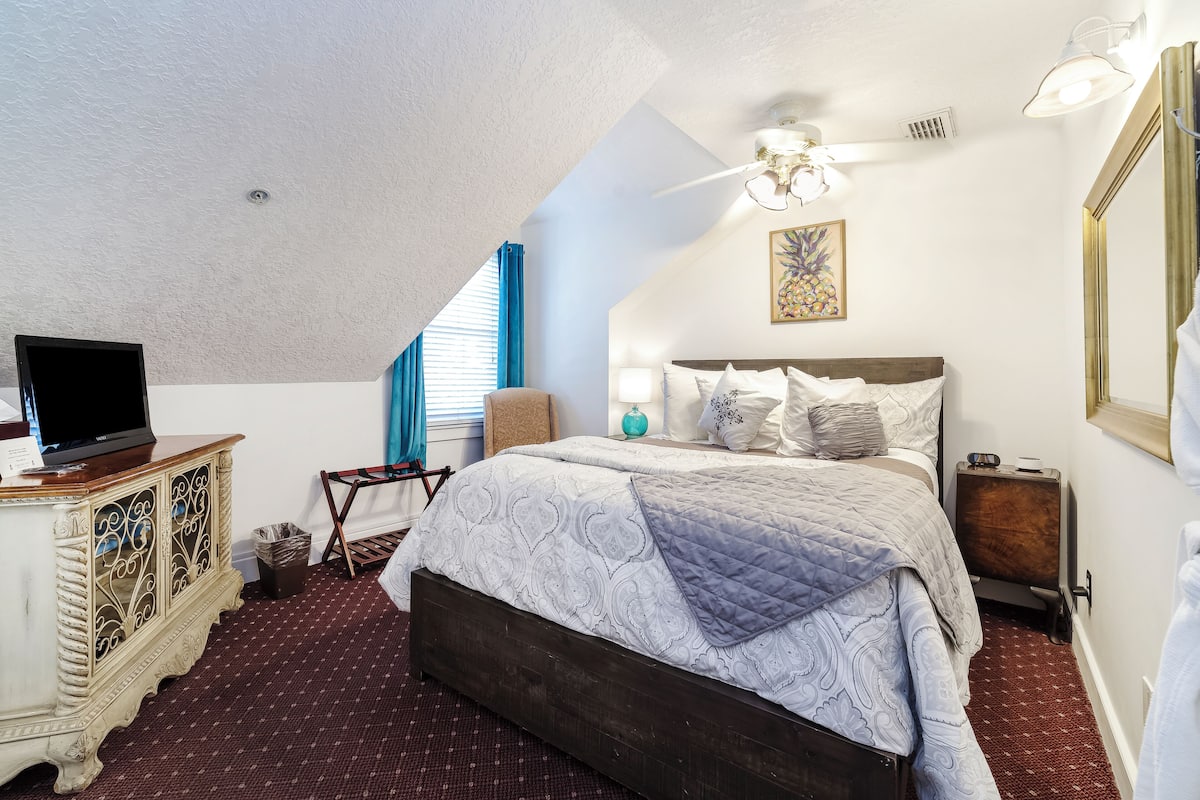 Premium bedding, in-room safe, iron/ironing board, free WiFi