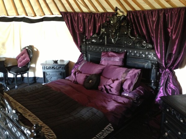 Luxury Tent (Glamping Yurt - Gothic)
