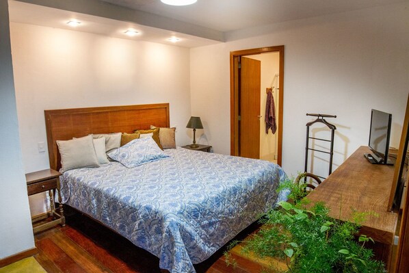Phòng Suite tiện nghi đơn giản, quang cảnh núi, khu vực vườn | Minibar, bàn, màn/rèm cản sáng, truy cập Internet không dây miễn phí 