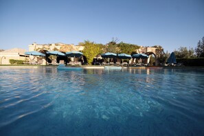 Piscine extérieure, parasols, chaises longues