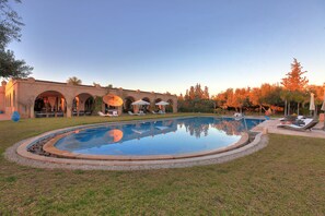 Udendørs pool, parasoller, liggestole