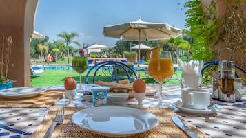 Se sirven desayunos, almuerzos y cenas; cocina mediterrĂĄnea
