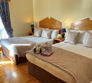 Chambre familiale (2 Double Beds) | AccĂšs au Wi-Fi (inclus)