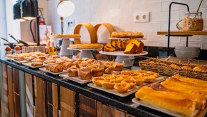 Un bufé con diversos pasteles y postres.