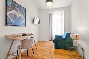 Suite – junior | Allergitestet sengetøy, minibar, safe på rommet og skrivebord