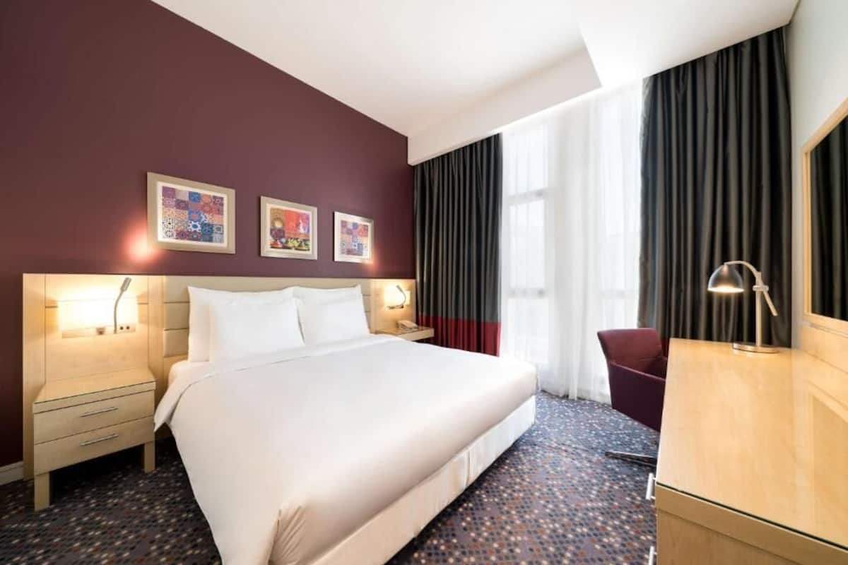 2 bedrooms, minibar, in-room safe, desk