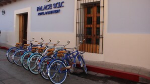 Un edificio con un letrero que dice "PALACE SCLC HOTEL & BREWERY".