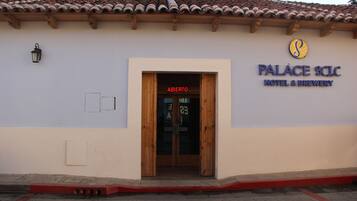 Vista frontal de la propiedad