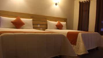 Habitación doble estándar, 2 camas matrimoniales | Ropa de cama de alta calidad y caja de seguridad en la habitación