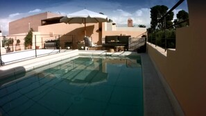 Piscine extérieure, chaises longues