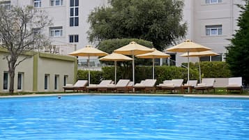 Sæsonbestemt udendørs pool, åben fra kl. 11.00 til kl. 19.00, parasoller