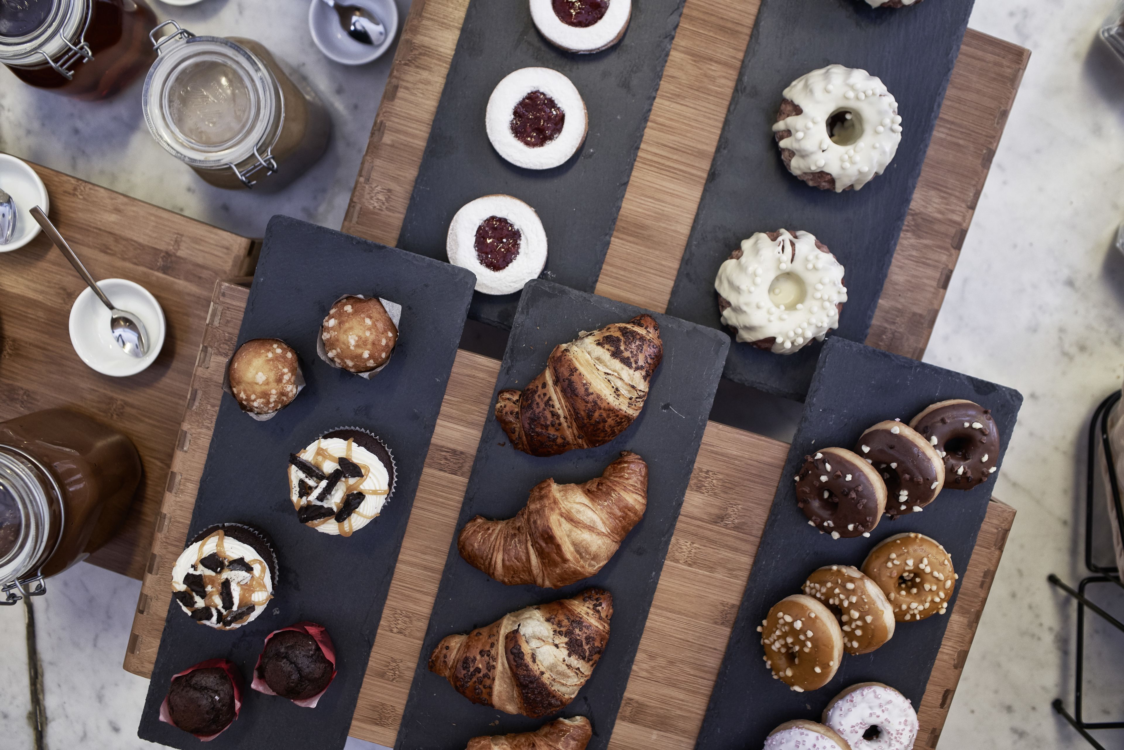 Sarapan bufet setiap hari (EUR 15 seorang) 