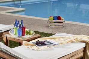 Una piscina al aire libre de temporada (de 11:00 a 19:00), sombrillas