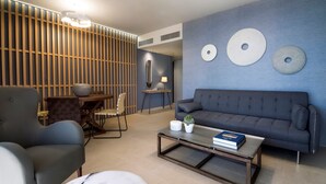 Premium Apartment, 2 Bedrooms, Sea View (Family) | Ruang tamu | 22 inci televisyen skrin rata dengan satelit, TV LCD 