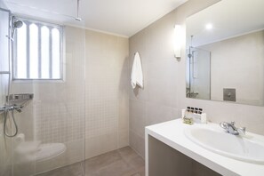 Standard-Apartment, 1 Schlafzimmer, eingeschränkter Meerblick | Badezimmer