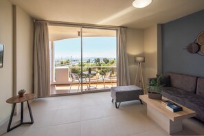 Departamento estándar, 1 habitación, vista parcial al mar | Área de sala de estar | Televisión de pantalla plana de 22 pulgadas con canales vía satélite 