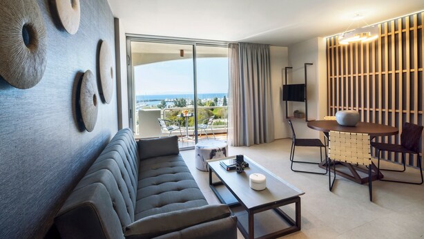 Premium Apartment, 1 Bedroom, Partial Sea View | Ruang tamu | 22 inci televisyen skrin rata dengan satelit, TV LCD 