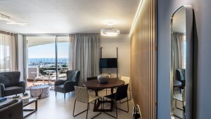 Premium Apartment, 2 Bedrooms, Sea View (Family) | Ruang tamu | 22 inci televisyen skrin rata dengan satelit, TV LCD 
