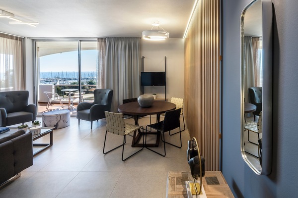 Apartamento premium, 2 quartos, vista para o mar (Family) | Área de estar | TV de tela plana 22 polegadas com canais via satélite, TV LCD