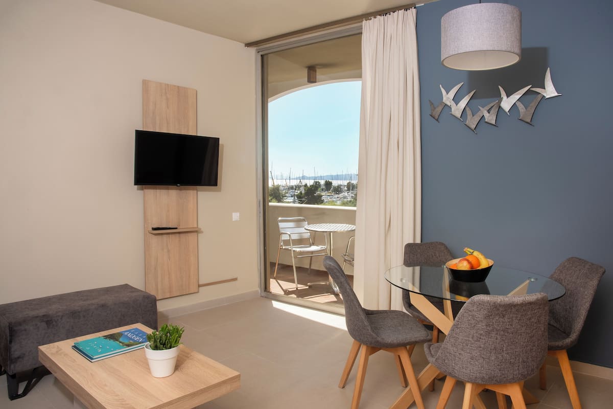 Departamento estándar, 1 habitación, vista parcial al mar | Área de sala de estar | Televisión de pantalla plana de 22 pulgadas con canales vía satélite