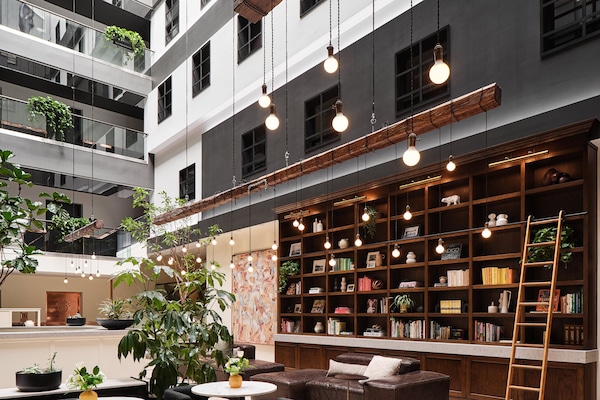 Lobby lounge