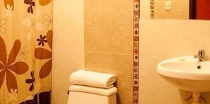 Double Room | Bathroom | Shower, free toiletries, towels
