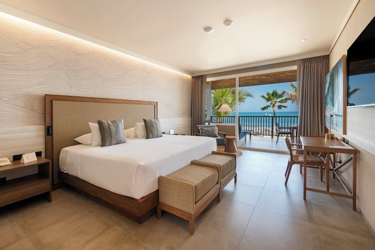 Suite junior, balcón, vista al mar | Minibar, caja de seguridad en la habitación y wifi gratis