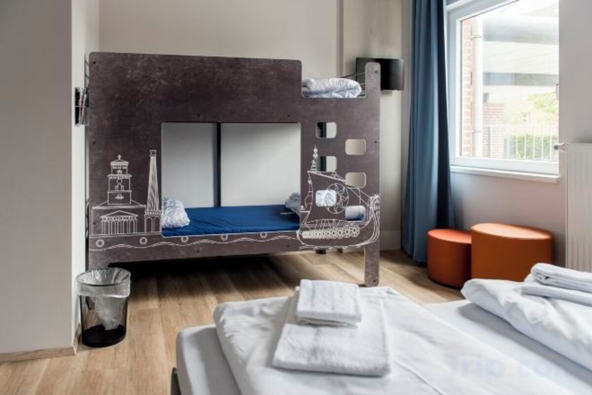 Family Room (2 Adults + 2 Children)