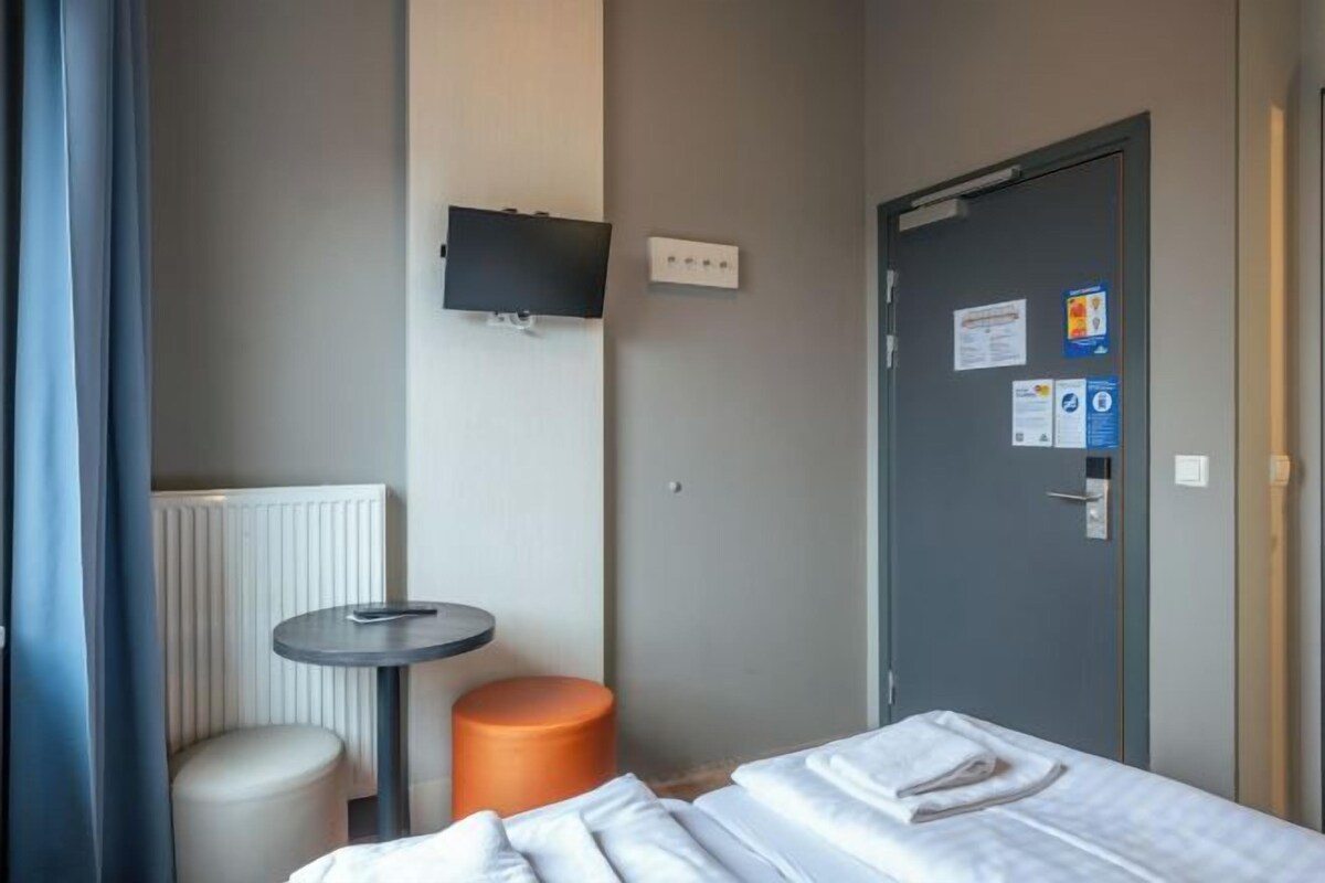 Blackout curtains, free WiFi, bed sheets