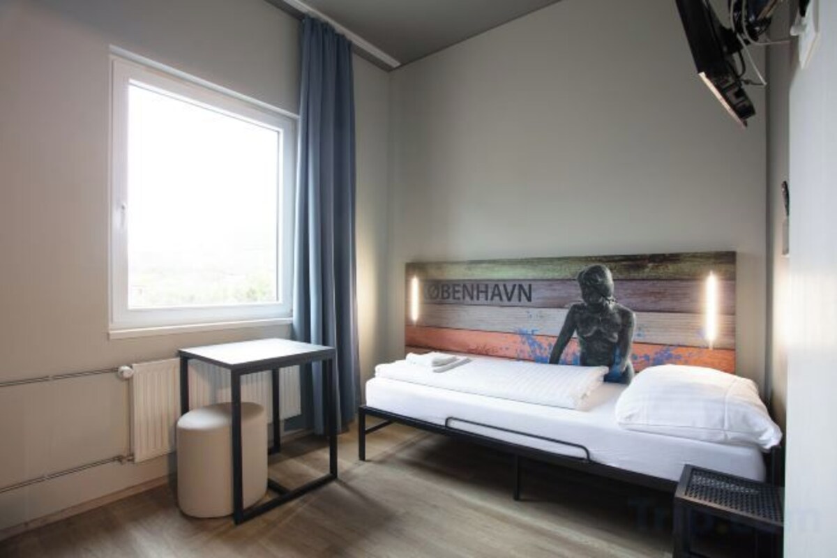 Blackout curtains, free WiFi, bed sheets