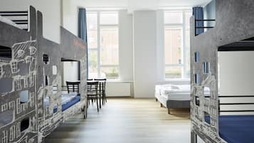 Eight-bed Room | Mörkläggningsgardiner, gratis wi-fi och sängkläder