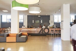 Reception - a&o Copenhagen Norrebro - Hostel (Copenhagen)