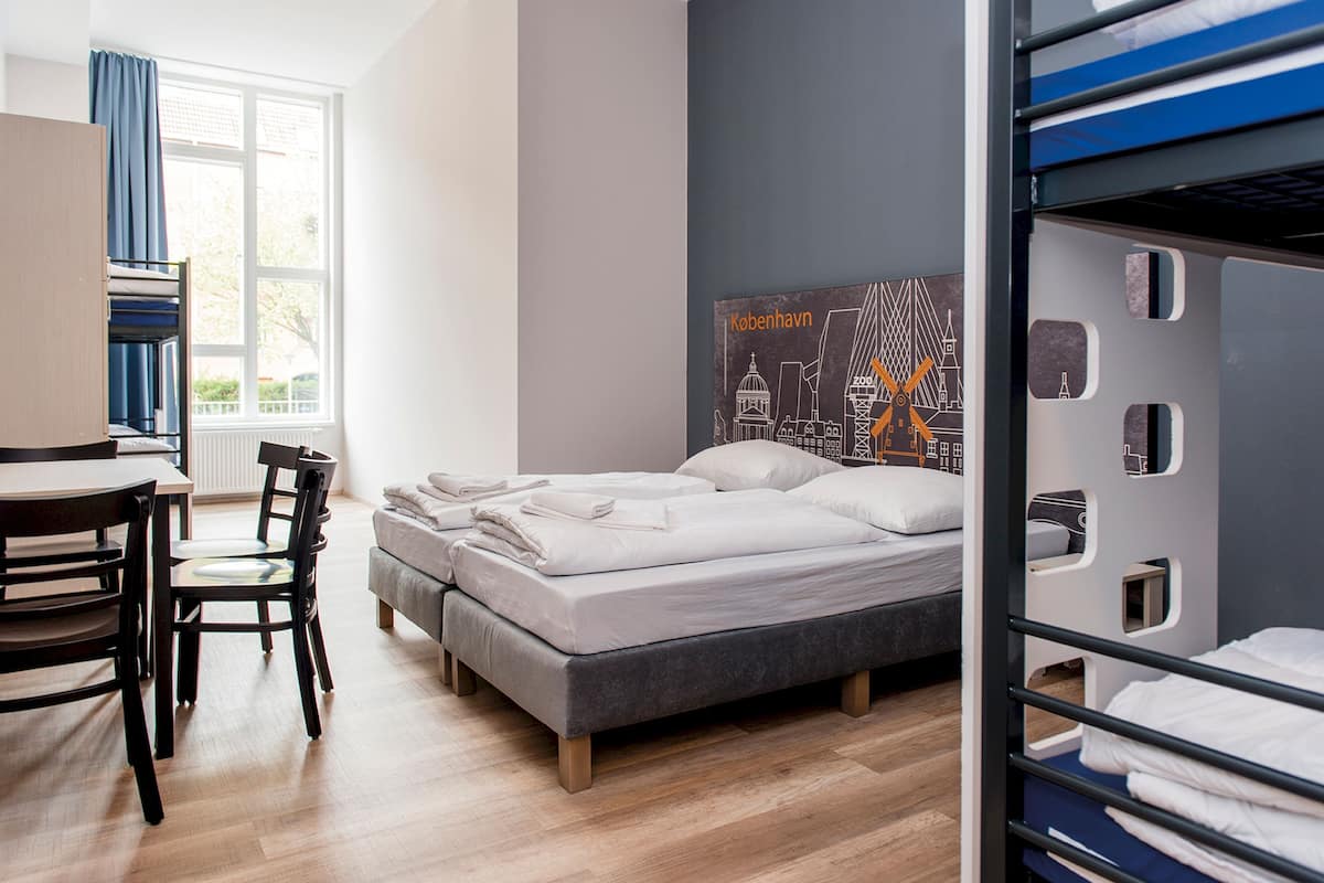 Six-bed room | 遮光窗帘、免费 WiFi、床单