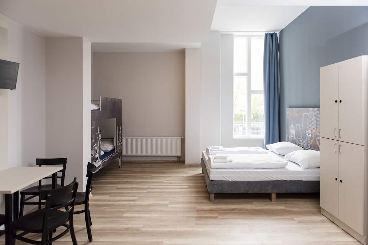Bed in 6-Bed Mixed Dormitory Room | 遮光窗帘、免费 WiFi、床单